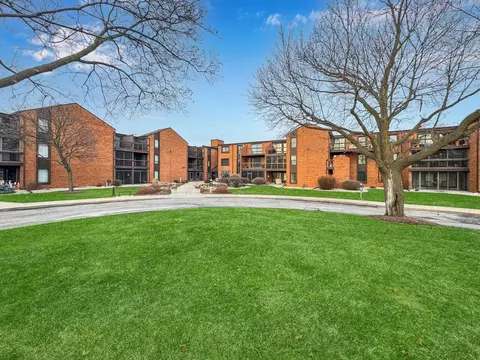 6100 W Stonehedge #368, Greenfield, WI 53220