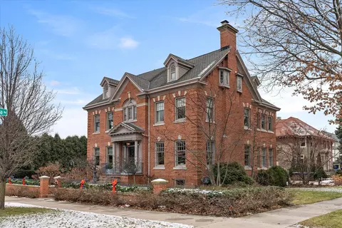 3005 E Kenwood, Milwaukee, WI 53211