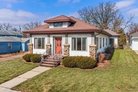 208 W W Ct, Elkhorn, WI 53121
