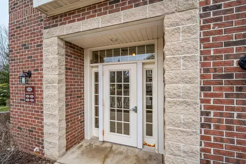 1544 Roxbury #201, Waukesha, WI 53186