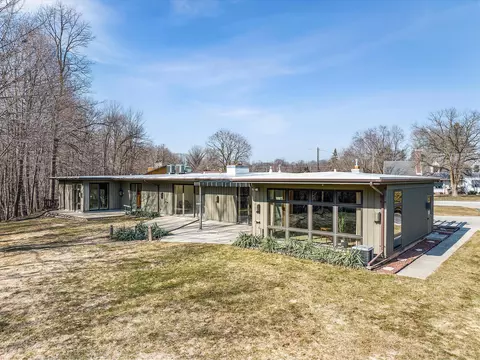 1004 W W Cres, Manitowoc, WI 54220