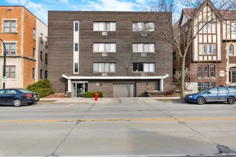 4434 N Oakland #104, Shorewood, WI 53211