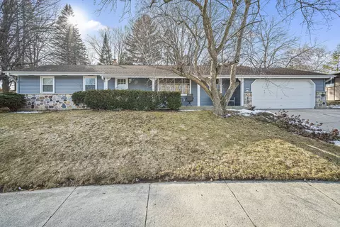 712 Meadowbrook, West Bend, WI 53090