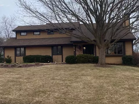 5218 Robinwood, Hales Corners, WI 53130