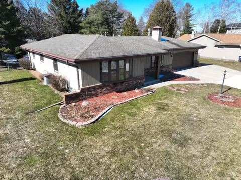 106 Crestwood, Waukesha, WI 53188
