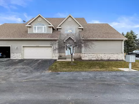 1058 Quinlan #B, Pewaukee, WI 53072