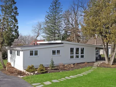 844 Sauganash, Fontana, WI 53125