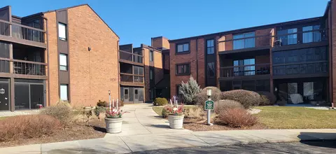 6100 W Stonehedge #103, Greenfield, WI 53220