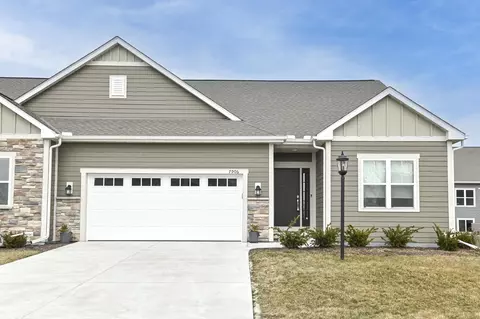 7906 W Park Cir, Franklin, WI 53132