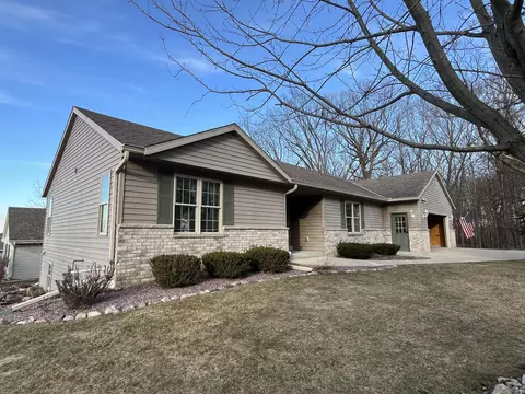 1118 Woods Edge, Hartford, WI 53027