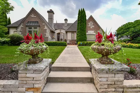 n52w21393 Taylors Woods, Menomonee Falls, WI 53051