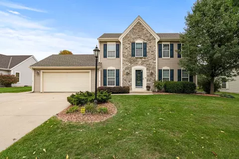 938 River Hl, Waukesha, WI 53189