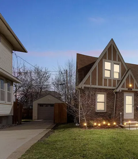 2027 Grange, Racine, WI 53403