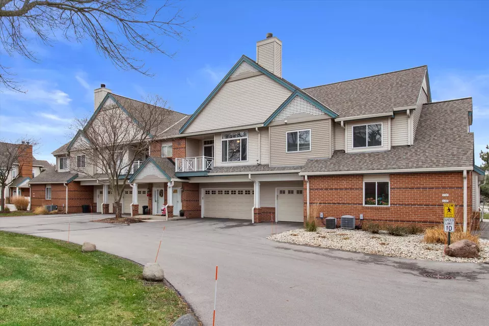 3105 S Toldt, West Allis, WI 53227 | 31 Photos - Movoto