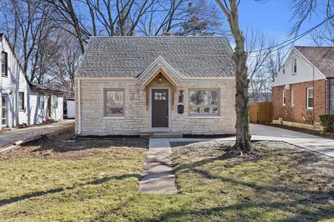 4240 S Clement, Saint Francis, WI 53235