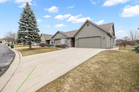 1323 Stonewood, West Bend, WI 53095
