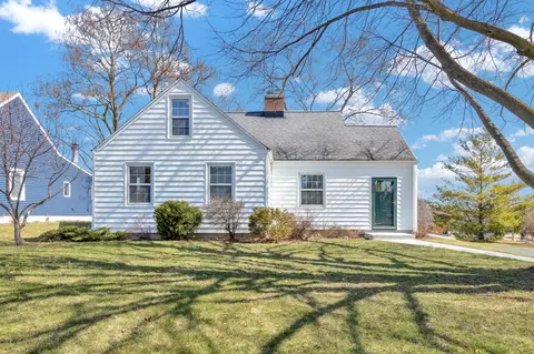 1360 Apple Tree, Brookfield, WI 53005