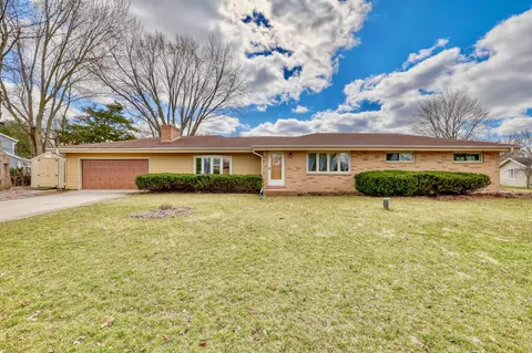 21615 Holly Crst, Brookfield, WI 53045
