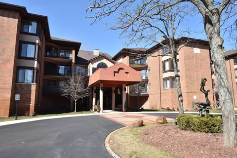 1600 W Green Tree #306, Glendale, WI 53209