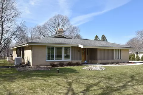 11447 N Meadowbrook, Mequon, WI 53097