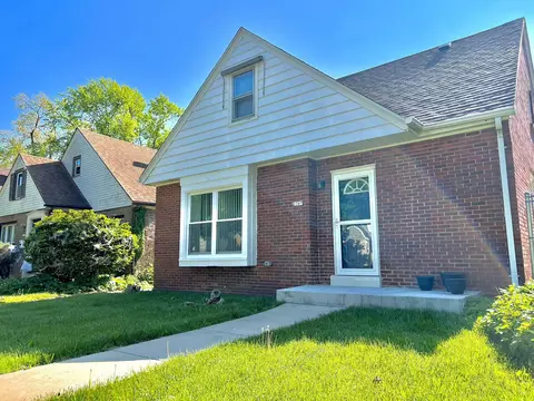 2307 W Olive, Milwaukee, WI 53209