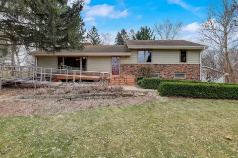 w215 Hillendale Drive, Oconomowoc, WI 53066