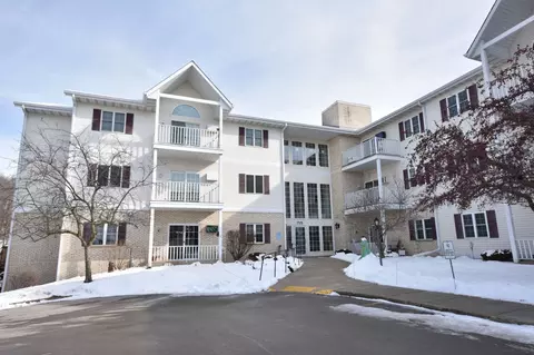 715 Canterberry #211, West Bend, WI 53090