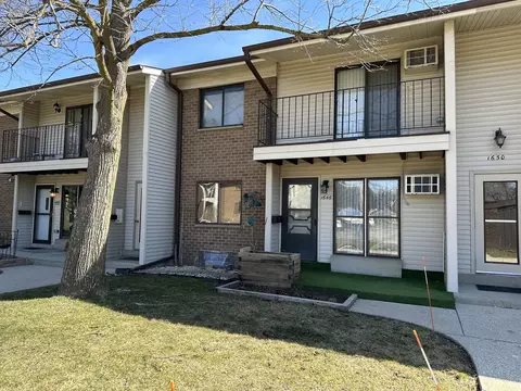 1646 S Carriage #2, New Berlin, WI 53151