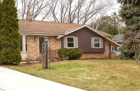 517 Alta Loma, Thiensville, WI 53092