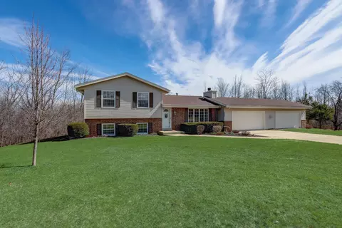 989 Woodview, Grafton, WI 53024