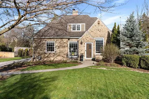 9072 N N Lk, Bayside, WI 53217