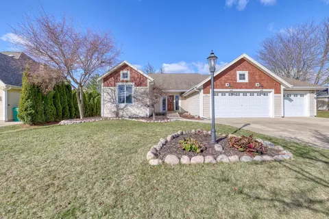 744 Laureate, Pewaukee, WI 53072