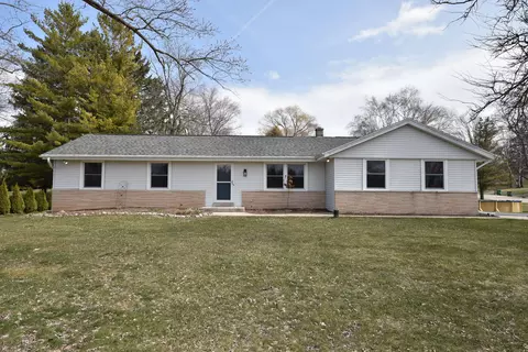 2542 Country Aire, Jackson, WI 53012