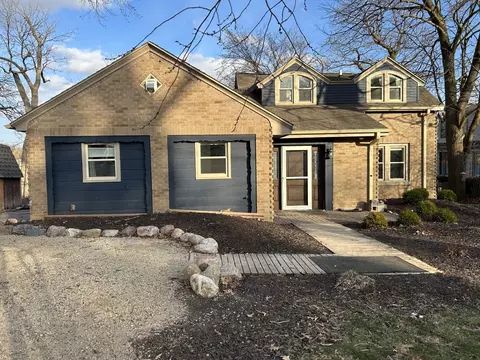 2110 N Peninsula, Summit, WI 53066