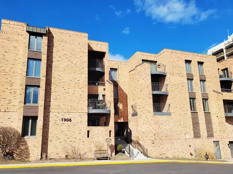 1906 E Shorewood #249, Shorewood, WI 53211