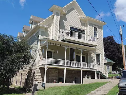61 N 3 St, Lansing, IA 52151