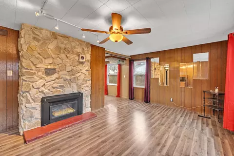 3961 S Hately, Saint Francis, WI 53235