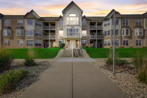 6995 S Riverwood #S-311, Franklin, WI 53132