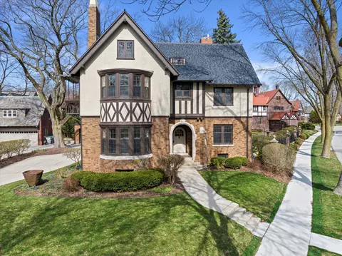 2671 N Wahl, Milwaukee, WI 53211