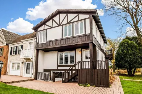 2202 Stonecroft, Grafton, WI 53024