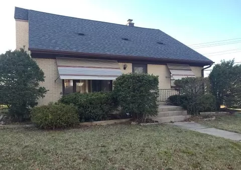 10326 W Woodward, Wauwatosa, WI 53222