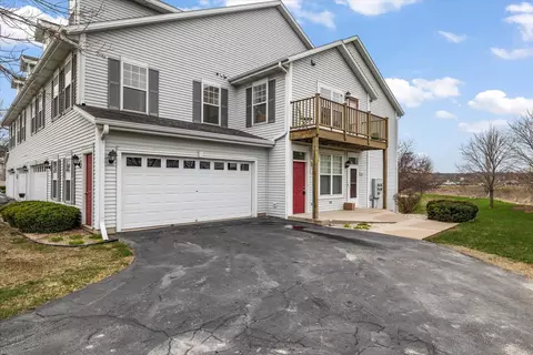 1210 Woodbury Cmns #D, Waukesha, WI 53189