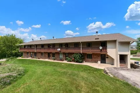 1322 Greenhedge #A8, Pewaukee, WI 53072
