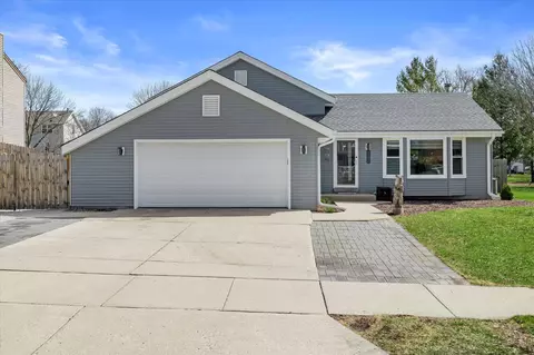 1915 Cliff-alex, Waukesha, WI 53189