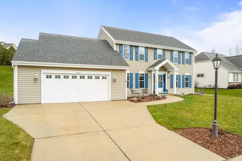 1682 Hunter, Waukesha, WI 53189