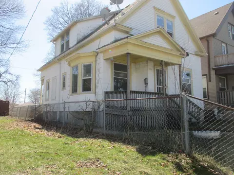 915 W Keefe, Milwaukee, WI 53206