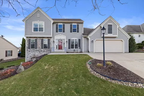 911 Valley Hl, Waukesha, WI 53189