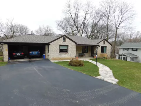 605 Sunny Slope, Elm Grove, WI 53122