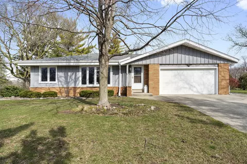 18450 Honey Crk, Brookfield, WI 53045
