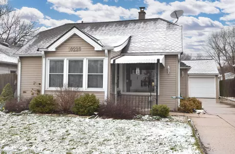 10226 W Schlinger, West Allis, WI 53214